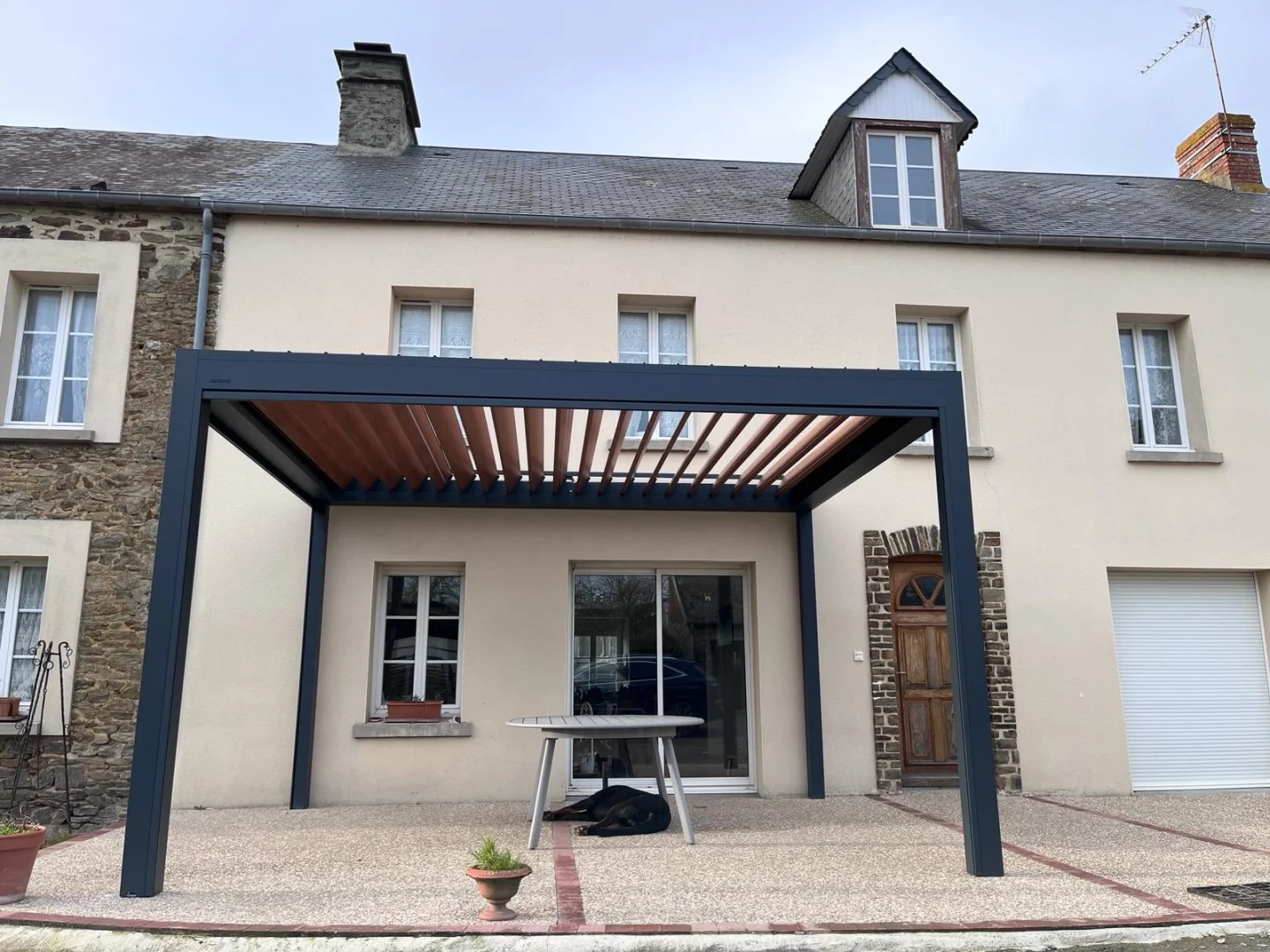 Installation d'une pergola bioclimatique Brustor dans la Manche à Saint-Lô