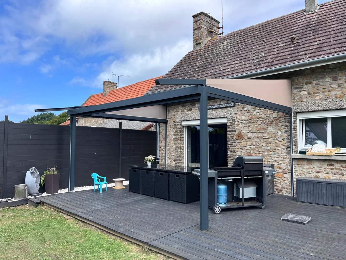 Installation d'une pergola toile rétractable dans la Manche à Granville