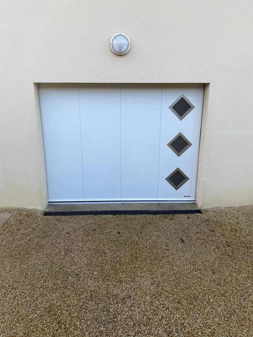 Installation d’une porte de garage latérale dans la Manche à Saint-Lô