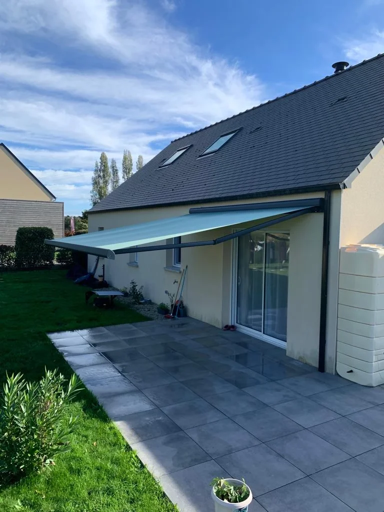 Pose d'un store banne B25 Elite dans la Manche à Saint-Lô
