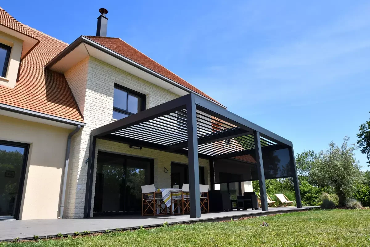 Pose d'une pergola bioclimatique en aluminium à Saint Lô