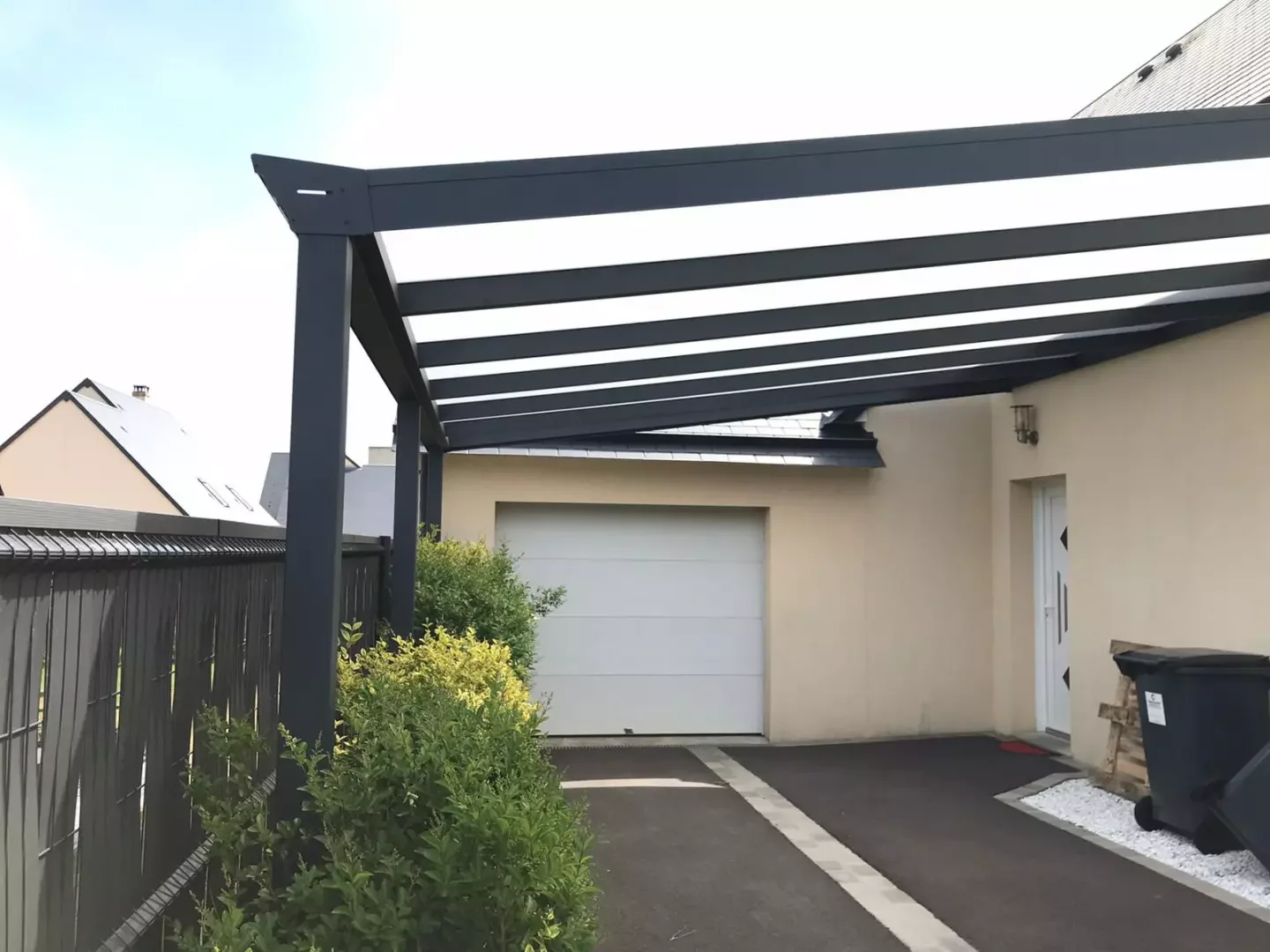 Réalisation d'un carport pour une maison sur Granville