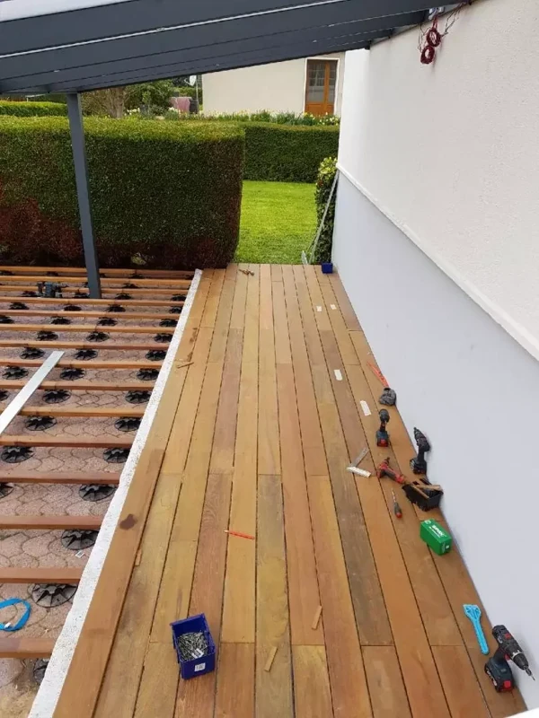 Photo 4 — Création d'une terrasse en bois avec une pergola aluminium à Saint-Lô