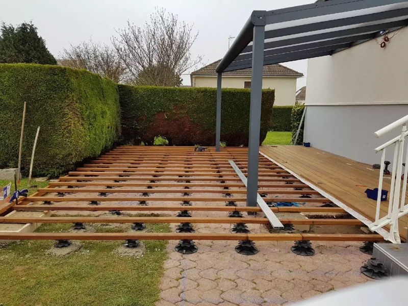 Photo 5 — Création d'une terrasse en bois avec une pergola aluminium à Saint-Lô