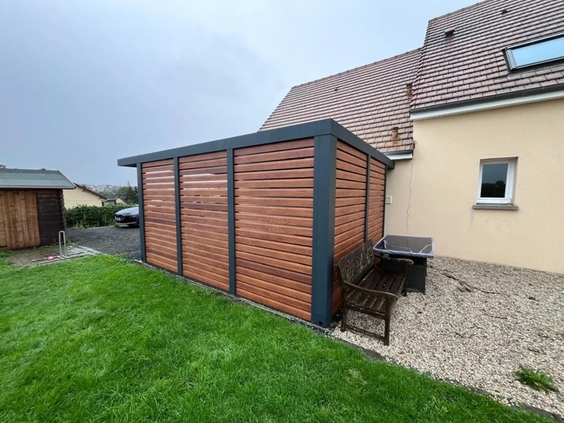Photo 2 — Installation d’un carport en imitation bois dans la Manche à Saint-Lô