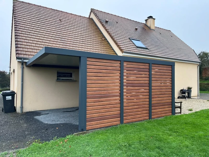 Installation d’un carport en imitation bois dans la Manche à Saint-Lô