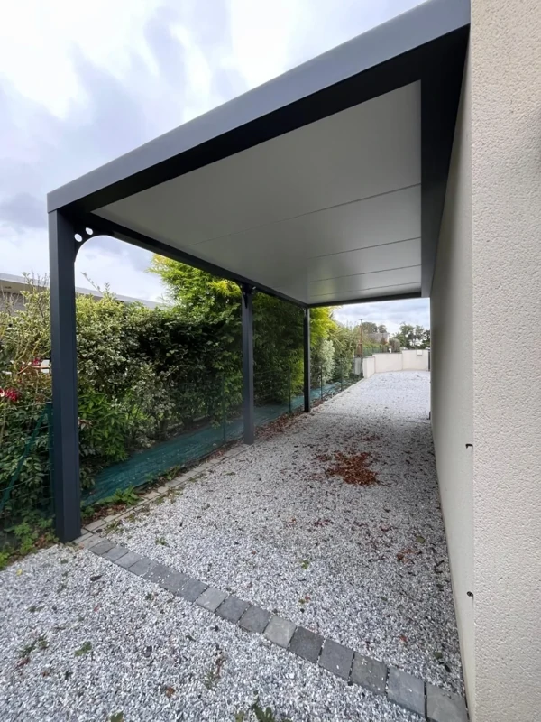 Photo 2 — Installation d’un carport Soko by Logikinov près de St-Lô