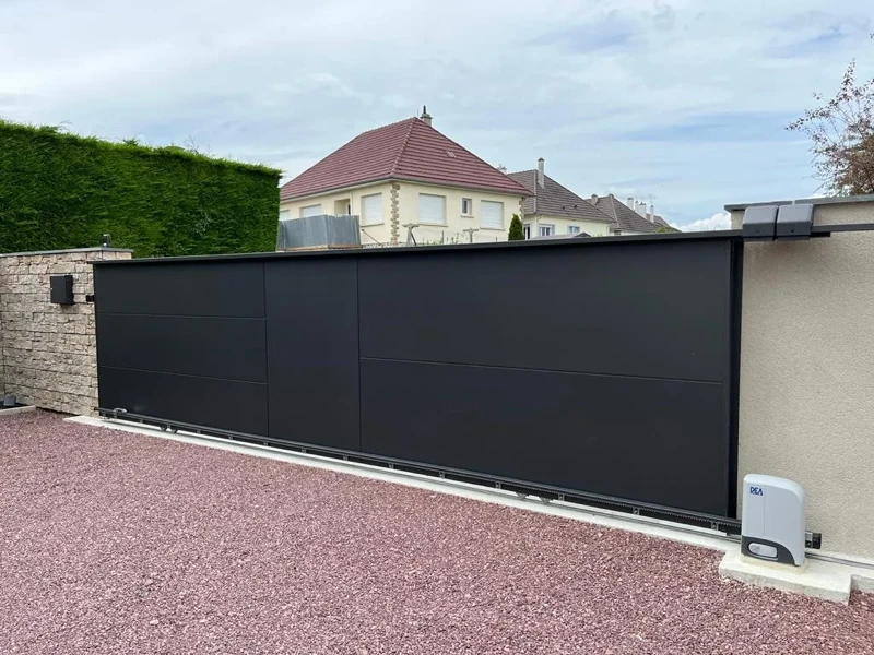 Installation d'un portail coulissant à Agneaux par l'agence de St Lô