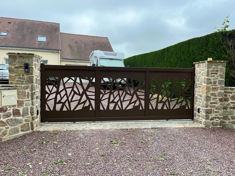 Photo 2 — Installation d'un portail coulissant Kostum par l'agence de St Lô