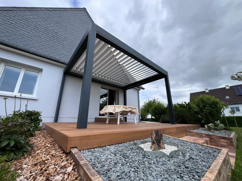 Photo 2 — Installation d'une pergola avec une terrasse en bois pour une maison à St Lô