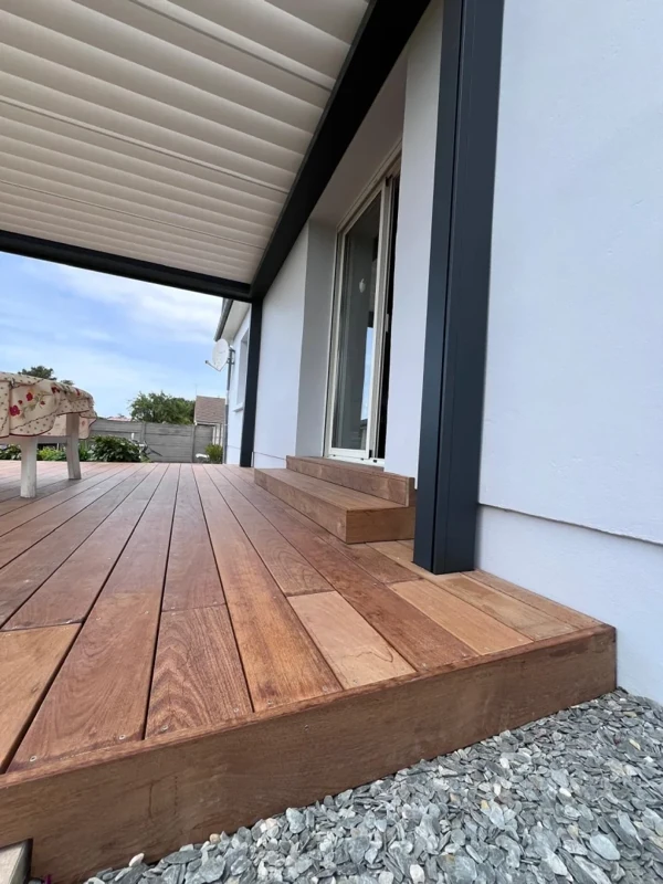 Photo 4 — Installation d'une pergola avec une terrasse en bois pour une maison à St Lô