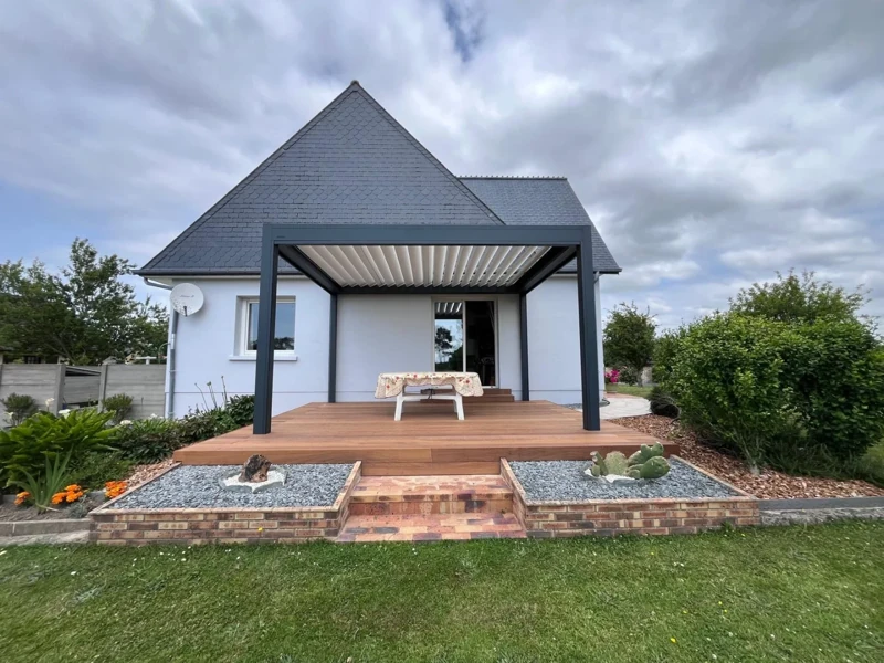 Installation d'une pergola avec une terrasse en bois pour une maison à St Lô