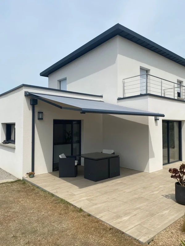 Photo 2 — Installation d'une pergola B200 et store B50 près de Lessay