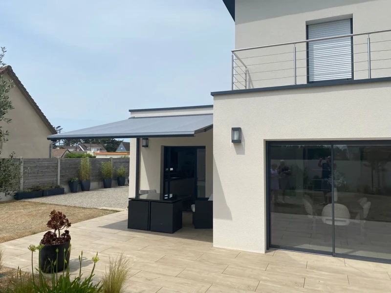 Photo 3 — Installation d'une pergola B200 et store B50 près de Lessay