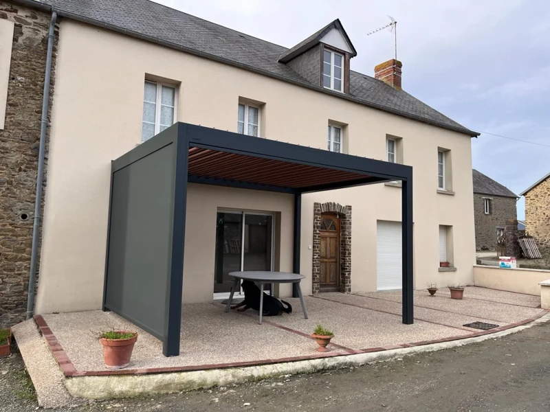 Photo 2 — Installation d'une pergola bioclimatique Brustor dans la Manche à Saint-Lô