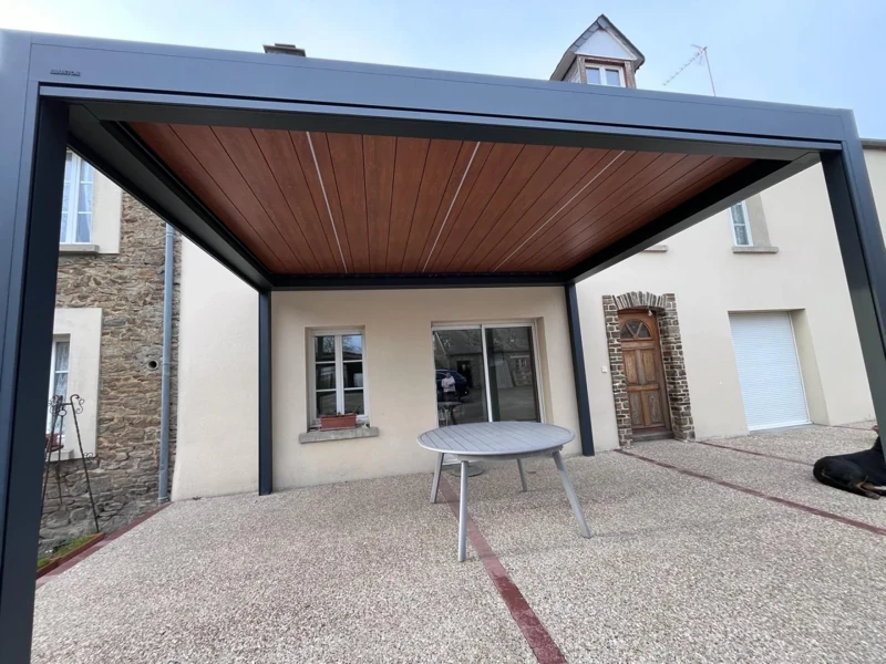 Photo 3 — Installation d'une pergola bioclimatique Brustor dans la Manche à Saint-Lô
