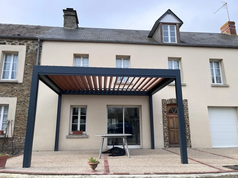 Installation d'une pergola bioclimatique Brustor dans la Manche à Saint-Lô