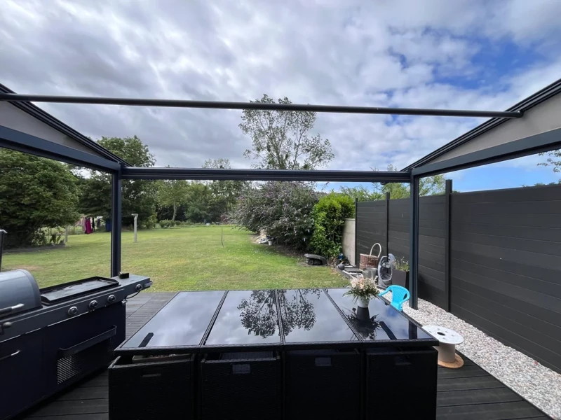 Photo 2 — Installation d'une pergola toile rétractable dans la Manche à Granville