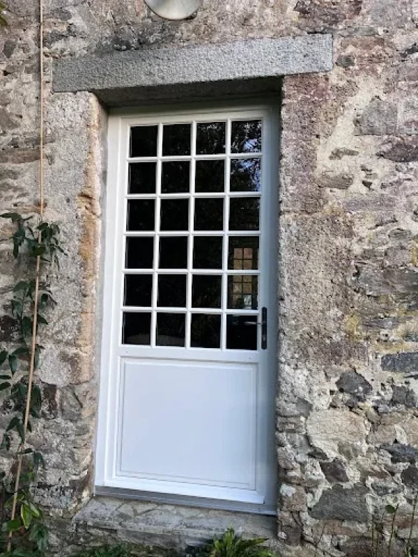 Installation d’une porte bois Logikinov By Atulam près de St Lô