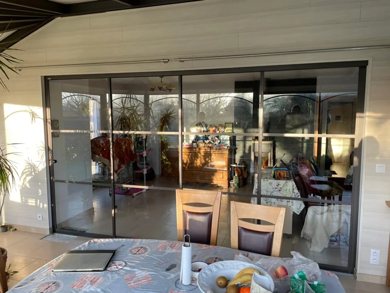 Photo 2 — Installation d'une porte coulissante vitrée dans la Manche à Granville