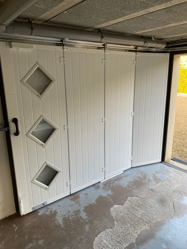 Photo 2 — Installation d’une porte de garage latérale dans la Manche à Saint-Lô