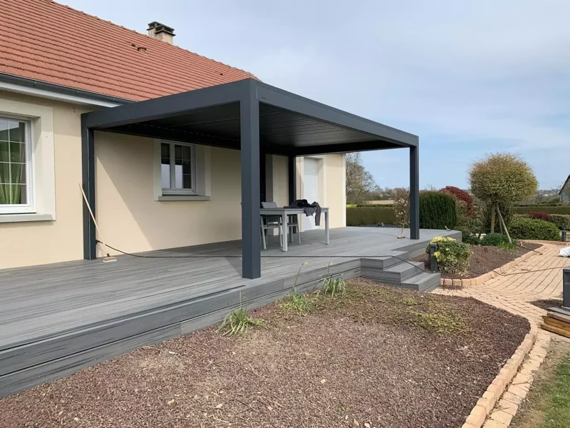 Photo 2 — Installation d'une terrasse composite avec pergola bioclimatique dans la Manche à Avranches