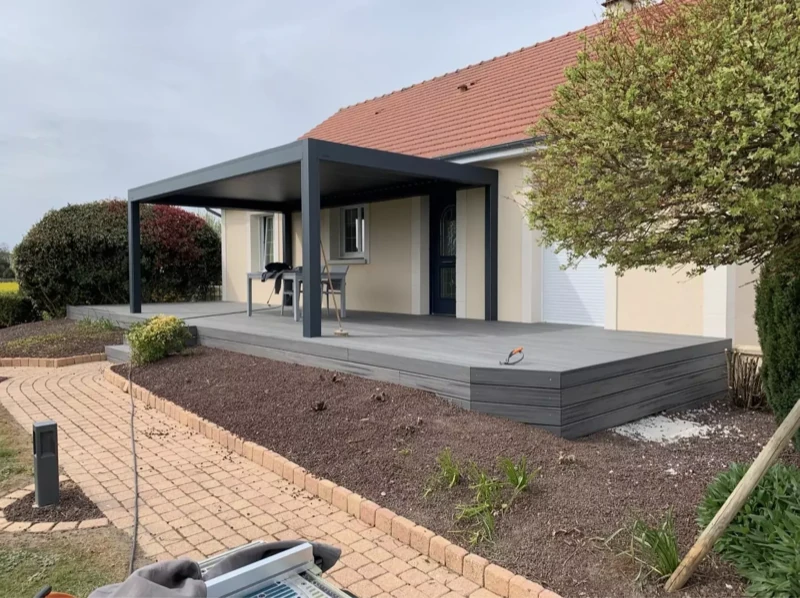 Photo 3 — Installation d'une terrasse composite avec pergola bioclimatique dans la Manche à Avranches