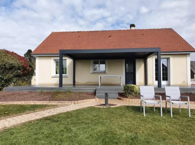 Photo 5 — Installation d'une terrasse composite avec pergola bioclimatique dans la Manche à Avranches
