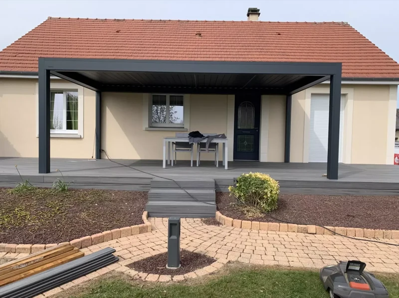 Installation d'une terrasse composite avec pergola bioclimatique dans la Manche à Avranches