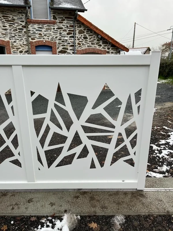 Photo 2 — Pose d'un portail coulissant en aluminium par l'agence de Saint Lô