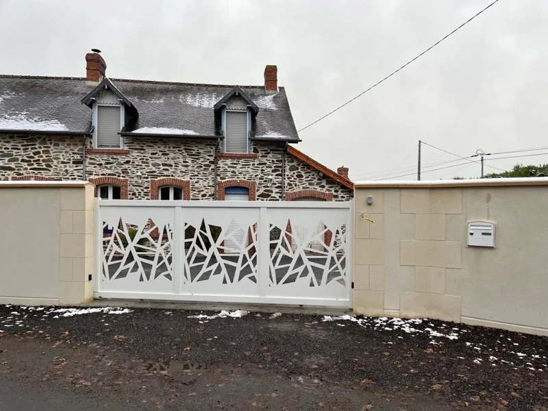 Photo 3 — Pose d'un portail coulissant en aluminium par l'agence de Saint Lô