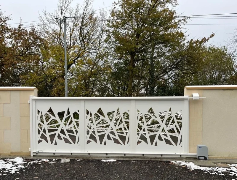 Pose d'un portail coulissant en aluminium par l'agence de Saint Lô