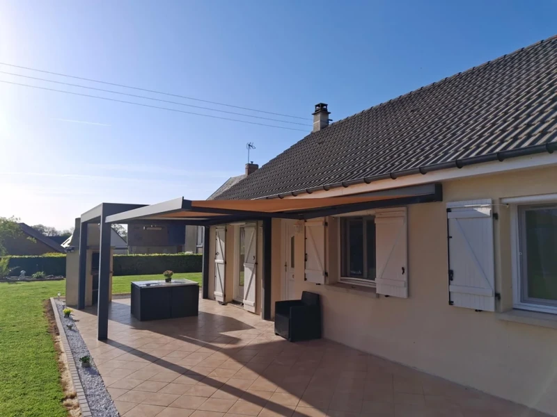 Photo 3 — Pose d'un store banne Brustor B27 Élite dans la Manche par Logikinov Saint-Lô
