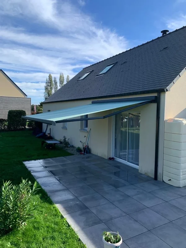 Pose d'un store banne B25 Elite dans la Manche à Saint-Lô