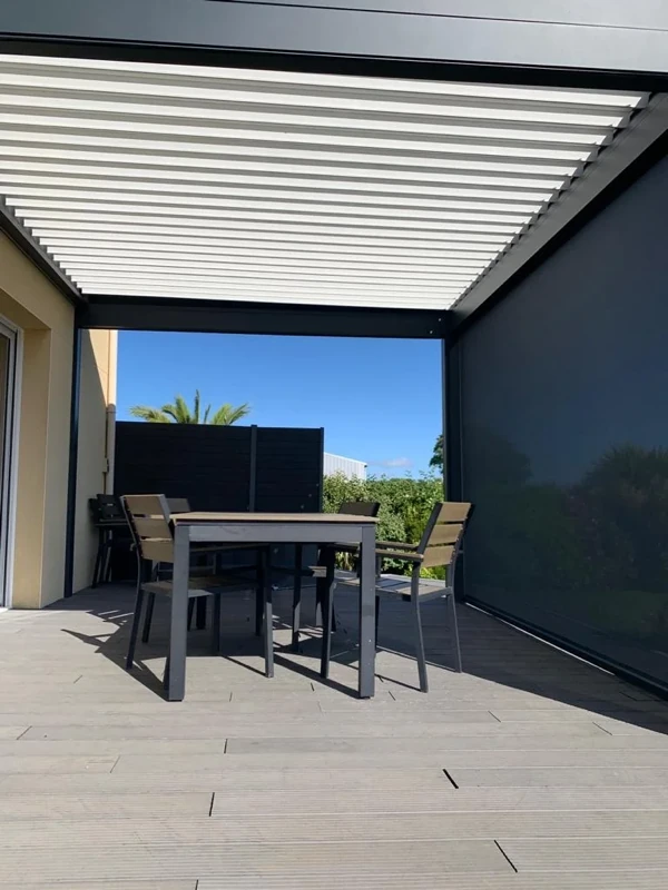 Pose d'une pergola B150 avec Screen By Brustor, par l'agence de Saint-Lô