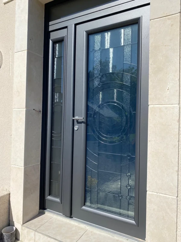 Photo 2 — Pose d’une porte d’entrée Bel’m dans la manche à Saint-Lô
