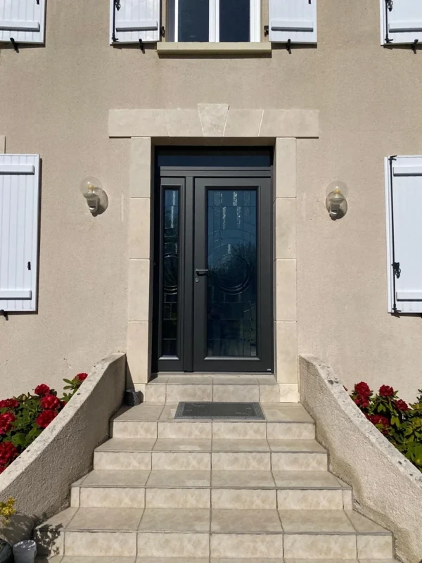 Photo 3 — Pose d’une porte d’entrée Bel’m dans la manche à Saint-Lô