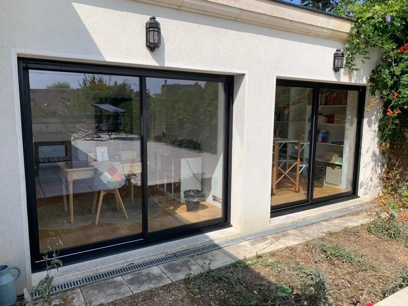 Photo 2 — Pose de 20 menuiseries en aluminium par l'agence de Saint Lô