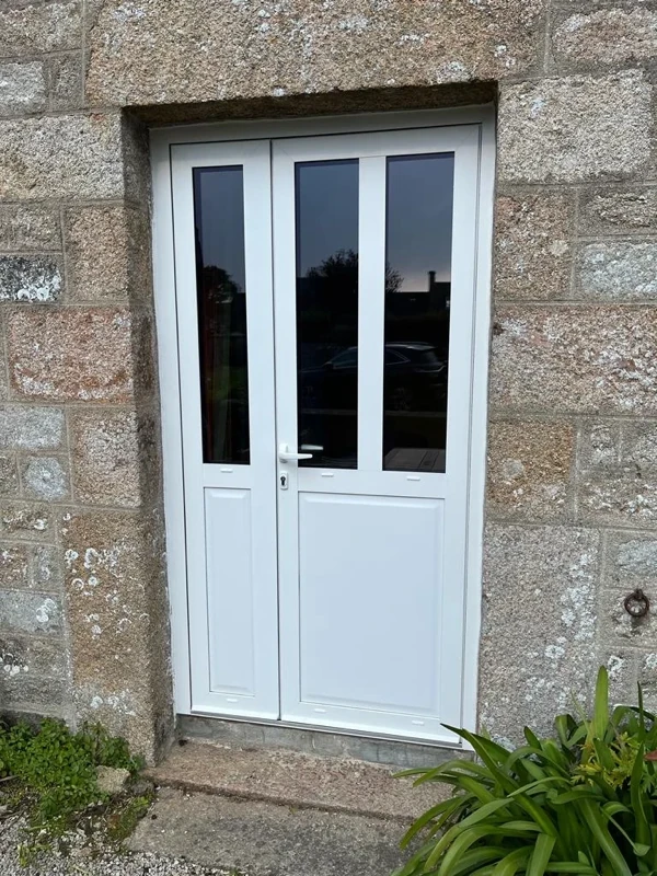 Photo 2 — Pose de portes fenêtres et volets battants par l'agence de St Lô