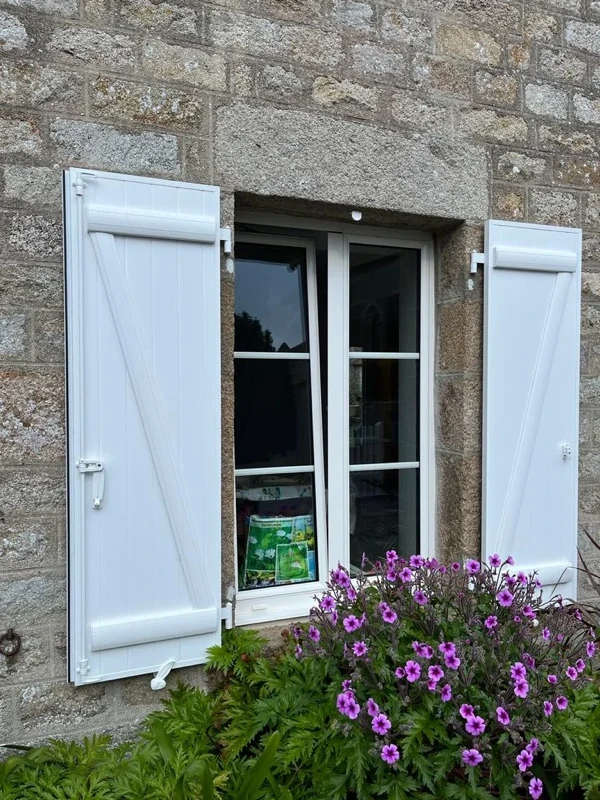 Pose de portes fenêtres et volets battants par l'agence de St Lô